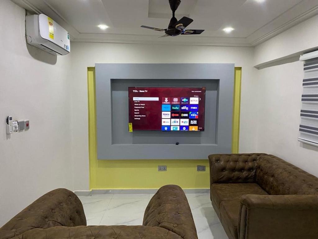特马Kobbys Brands的客厅配有2张沙发和1台平面电视