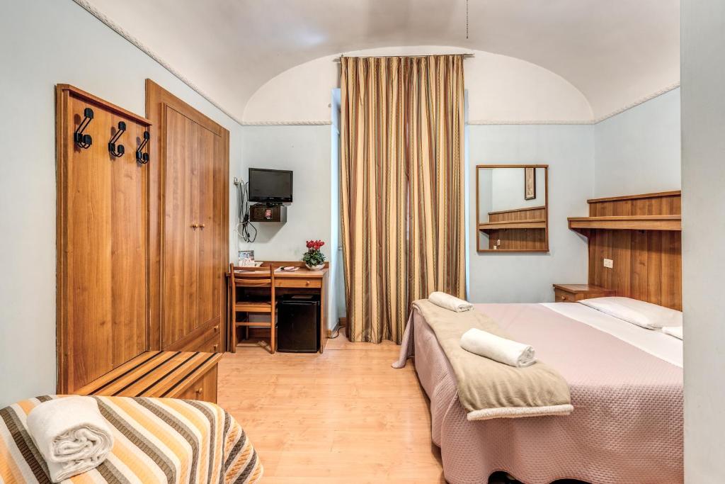 罗马阿尔塔维拉酒店的一间卧室配有一张床和一张书桌