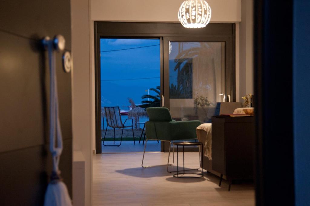 塞利亚尼蒂卡Seacret Apartments的一间享有用餐室景致的客厅和一个阳台