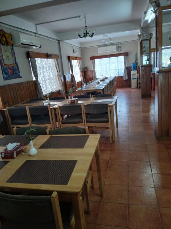 PajoTashi Yarphel的用餐室配有木桌和椅子