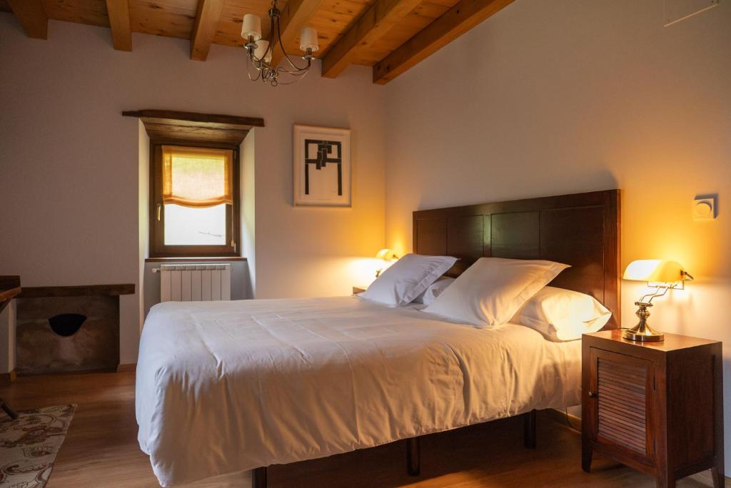 埃特克萨拉尔Olagaraia - Adults Only的卧室设有一张白色大床和一扇窗户。