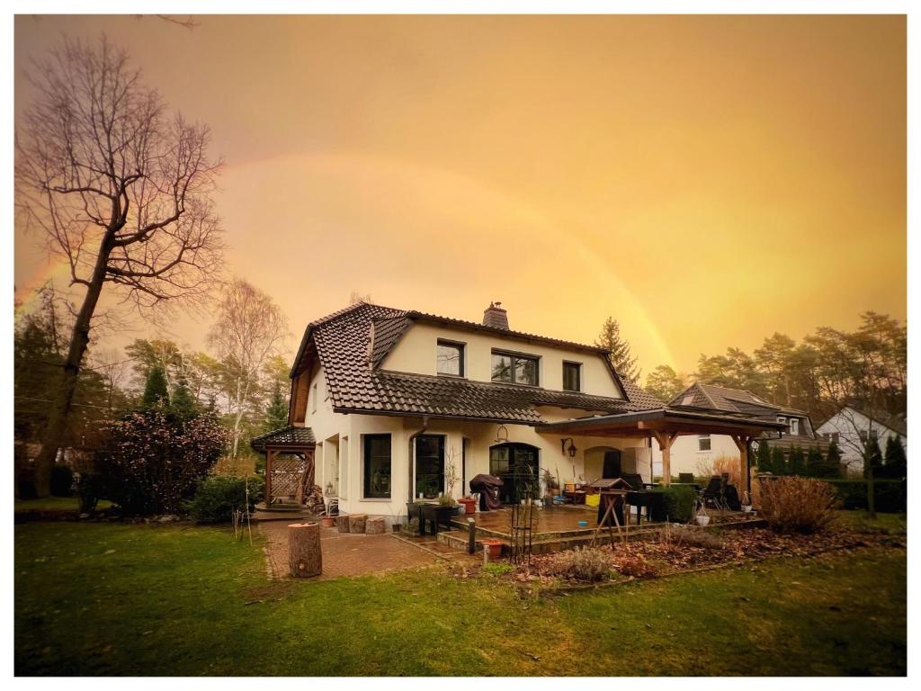 HohenfließThe House Stiller Grund的房屋上方的天空中的一个彩虹
