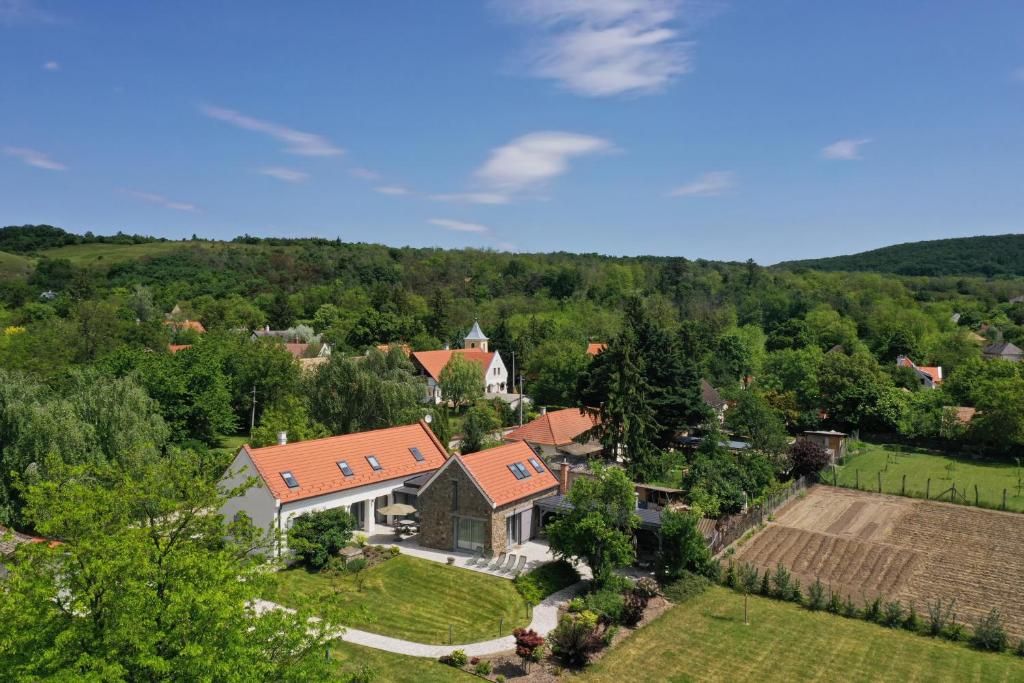 BalatonhenyeKáli Kütyü的享有带农场房屋的空中景致