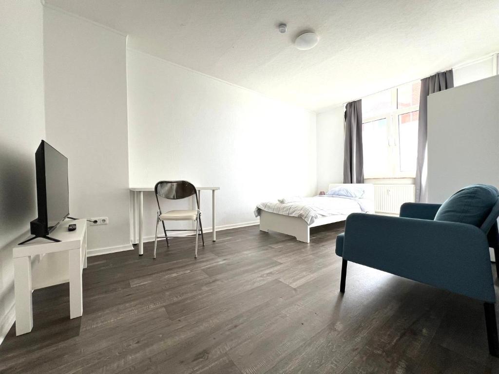 新明斯特Unterkunft mit Einzelzimmer Zentrum的带沙发和电视的白色客厅