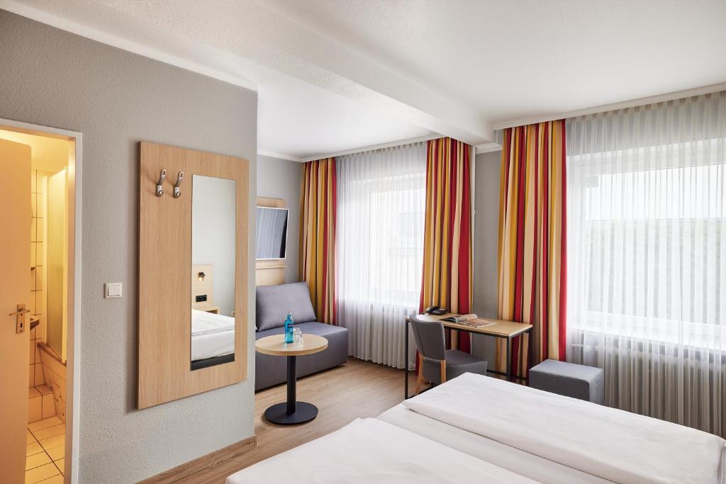 汉堡汉堡市中心酒店的酒店客房配有一张床铺和一张桌子。