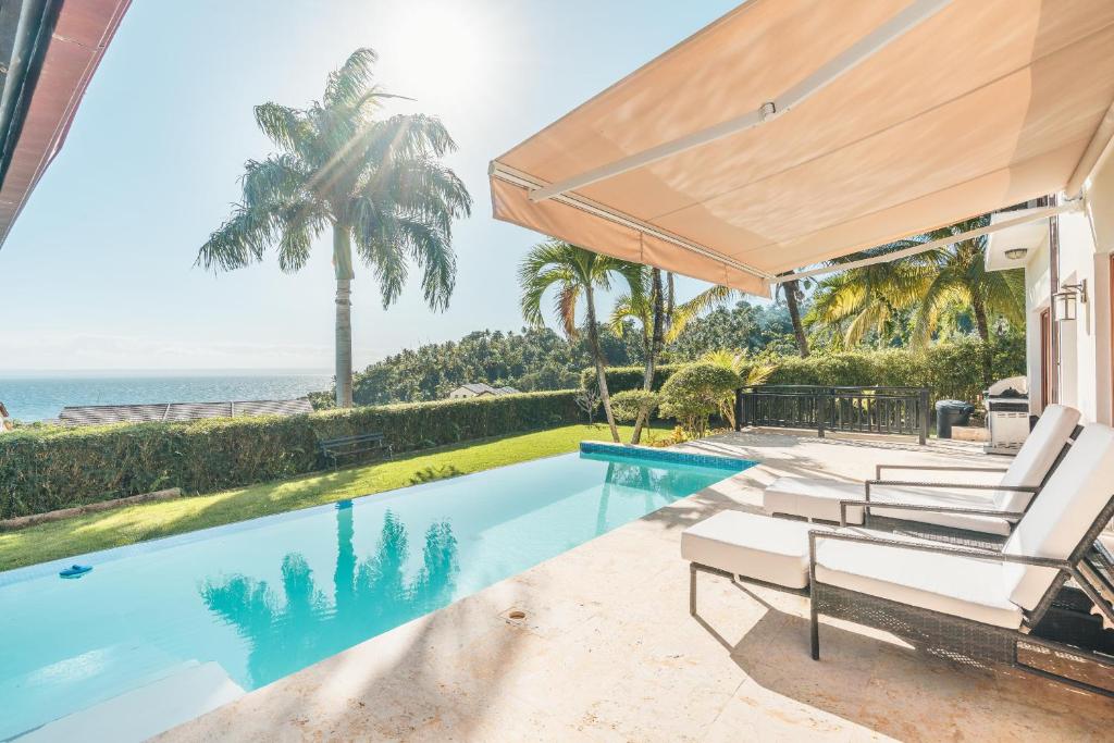 圣塔芭芭拉-山美纳Charming villa with ocean view in Puerto Bahia的海景别墅 - 带游泳池