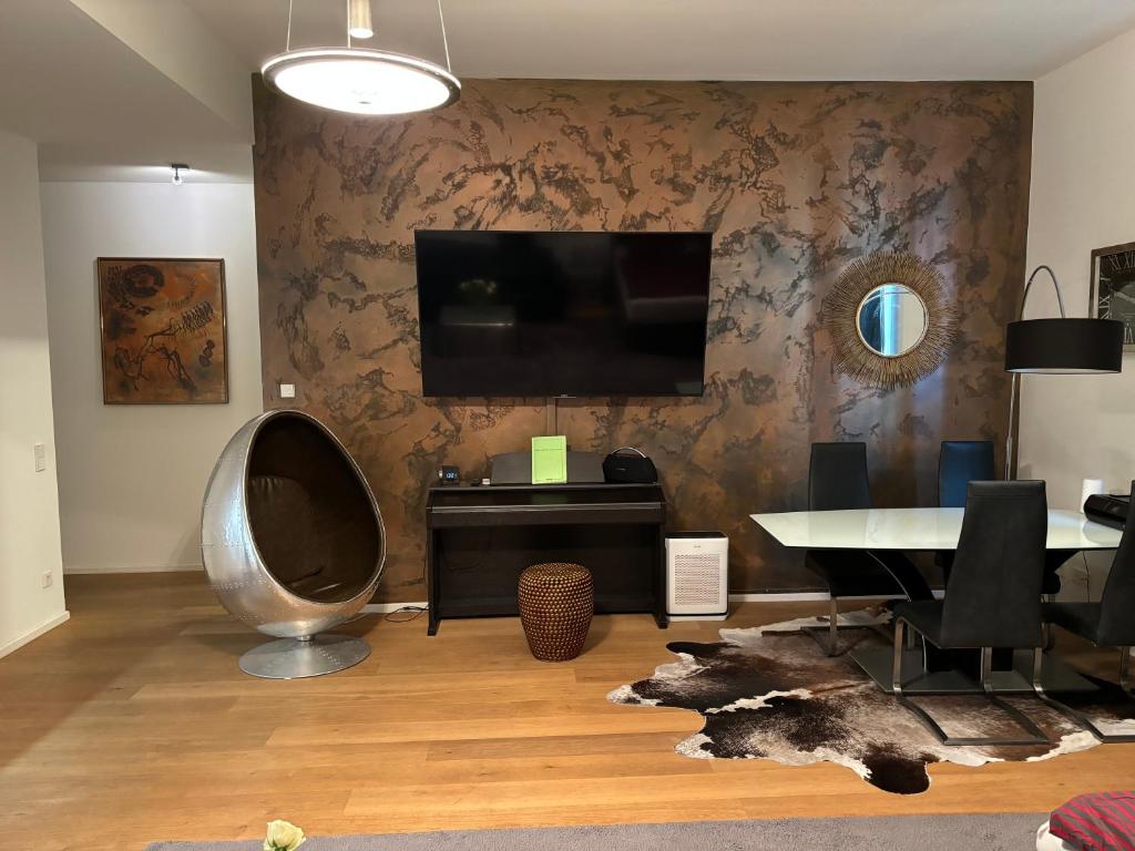 汉堡Luxusapartment Hamburg Hafencity的客厅配有桌子,墙上配有电视