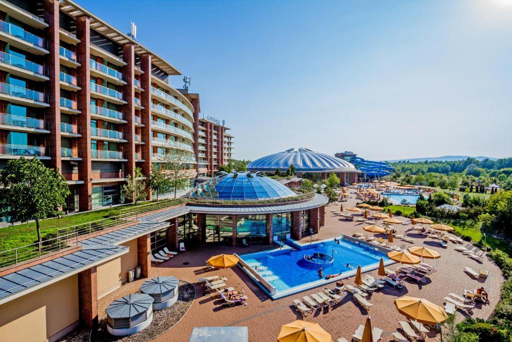 布达佩斯布达佩斯水上世界度假村的一座带游泳池和度假村的酒店