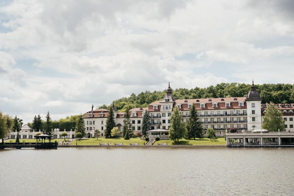 StrelkiEdem Resort Medical & SPA的享有湖景
