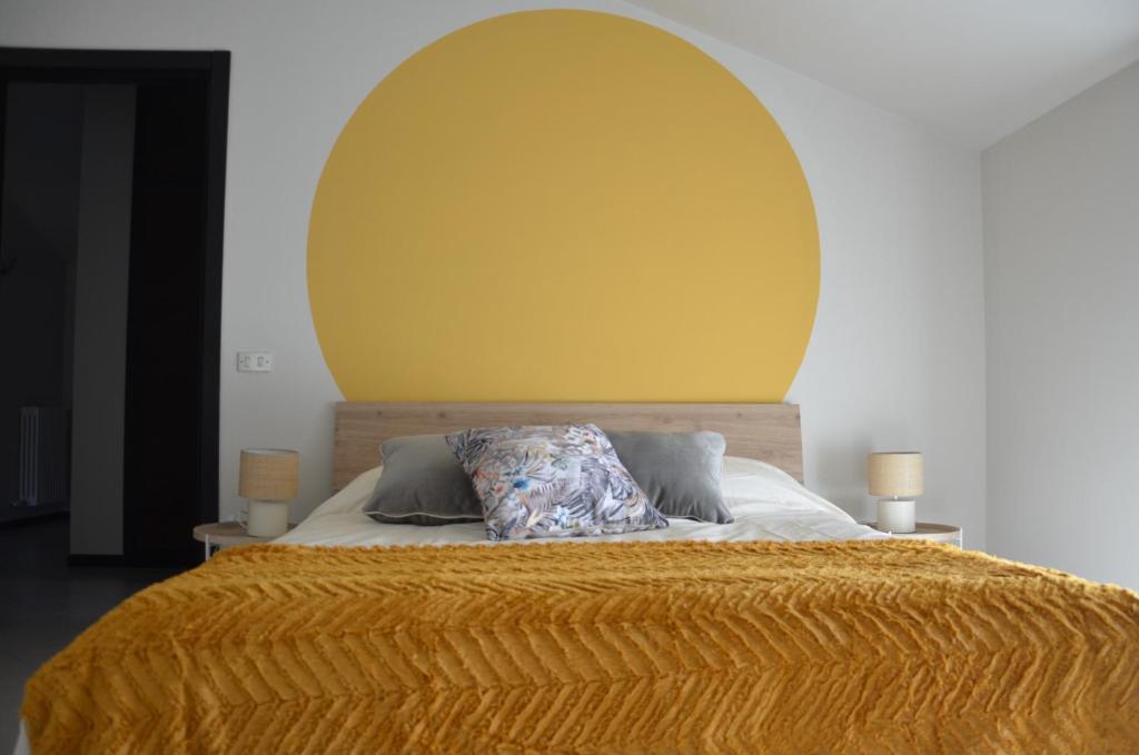 Piobesi dʼAlbaCasa Framama的一张带黄色床头板的床和两个枕头