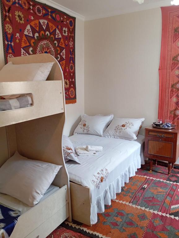 布哈拉Al-Bashir的配有2张双层床的宿舍间设有地毯。