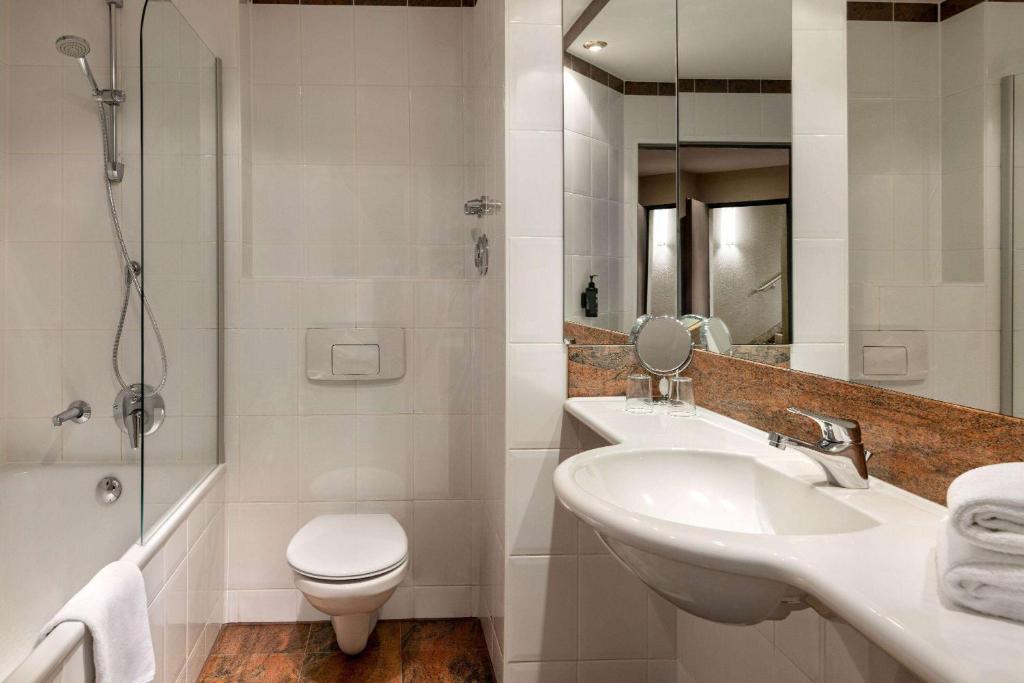Amedia Hotel &amp; Suites Leipzig, Trademark Collection by Wyndham的一间浴室