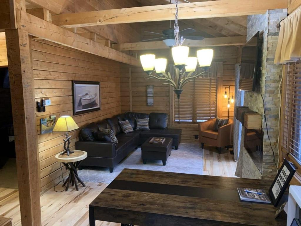 ThompsonvilleCrystal Mountain Cabin Get Away的客厅配有沙发和桌子