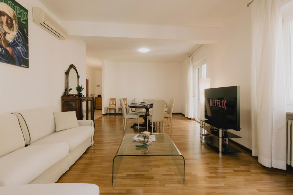 维罗纳Arena Luxury Apartment的客厅配有白色沙发和电视