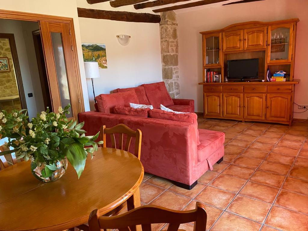 瓦德诺比斯Casa Nemesio, enclave y vistas excepcionales的客厅配有红色的沙发和桌子