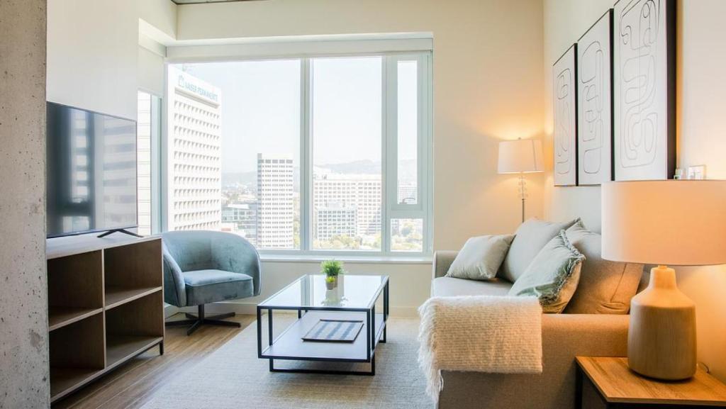 奥克兰Landing Modern Apartment with Amazing Amenities (ID2480X10)的客厅配有沙发和桌子
