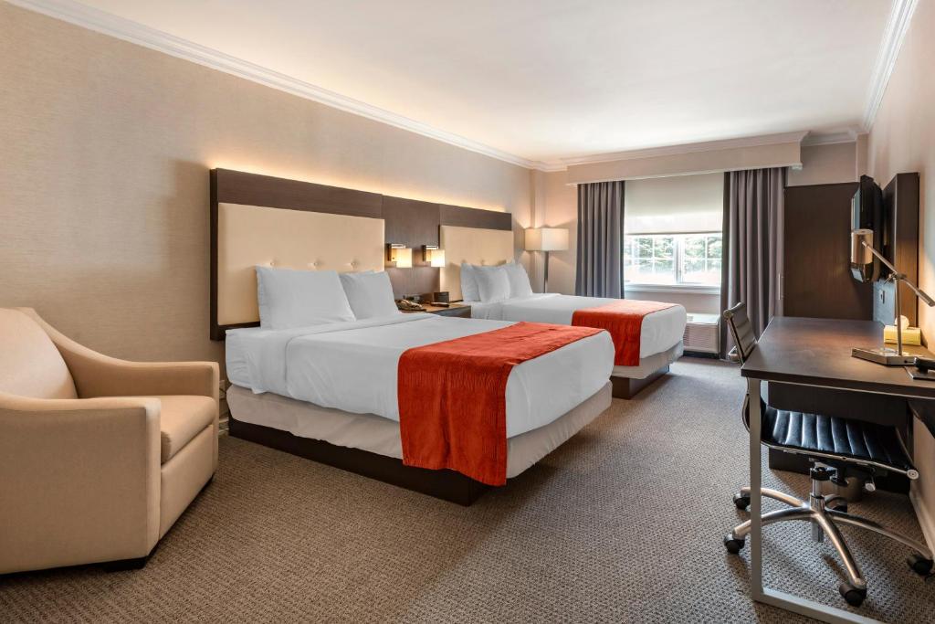利文斯顿威斯敏斯特酒店的酒店客房配有两张床和一张书桌