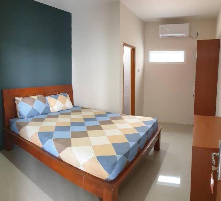 泗水D’Coz Surya Living Pakuwon的一间卧室,卧室内配有一张可调节的床