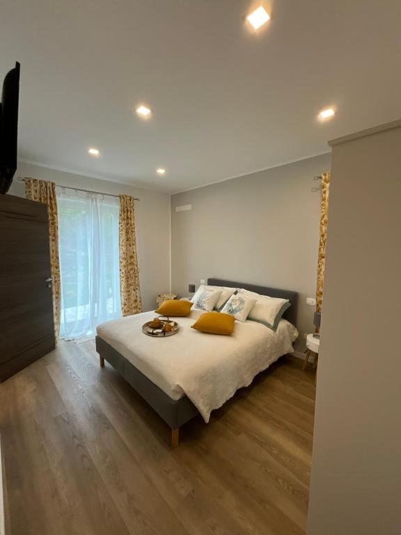 塞勒里古Villa Fontana的一间卧室配有一张带黄色枕头的大床