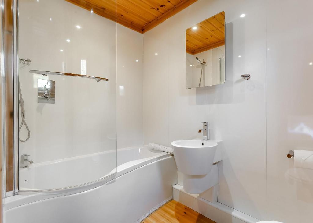 WhitebridgeWildside Highland Lodges的带淋浴、卫生间和盥洗盆的浴室