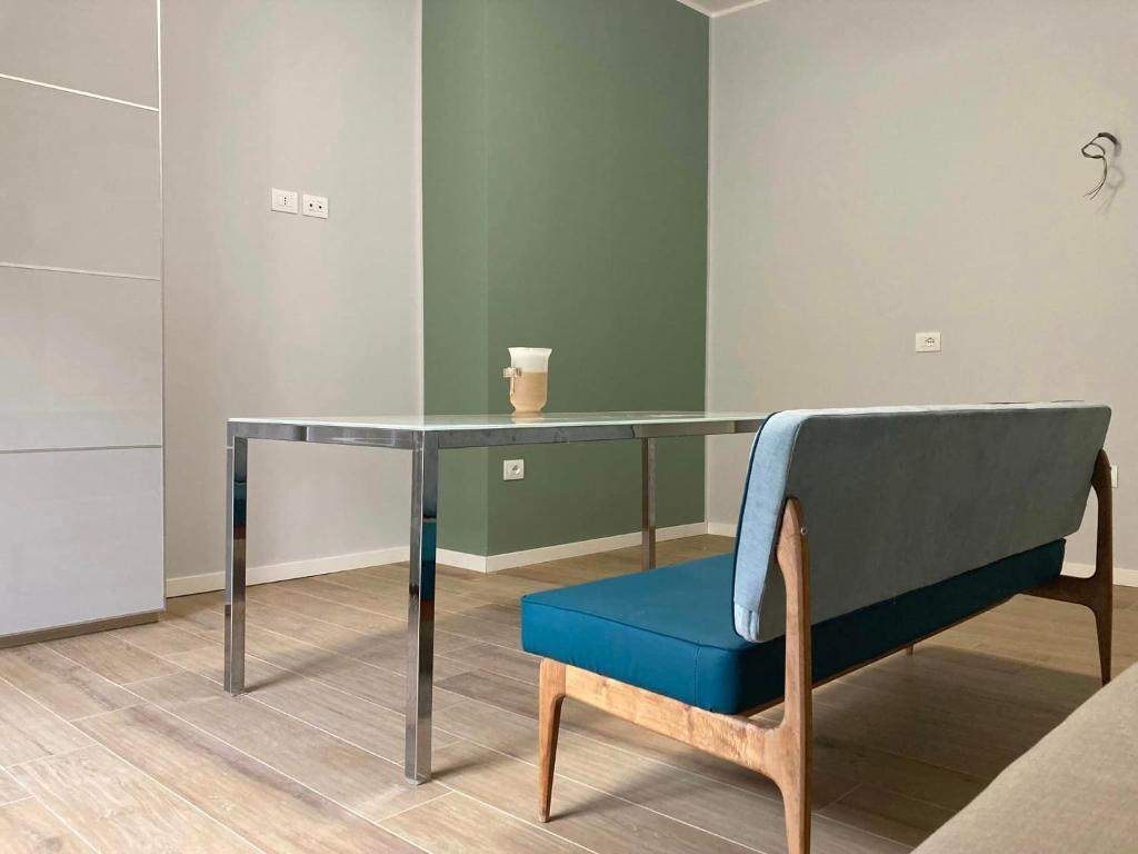 雷焦卡拉布里亚"Il Garibaldi" - Appartamento intero o stanze!的一张带蓝色椅子和玻璃桌的桌子