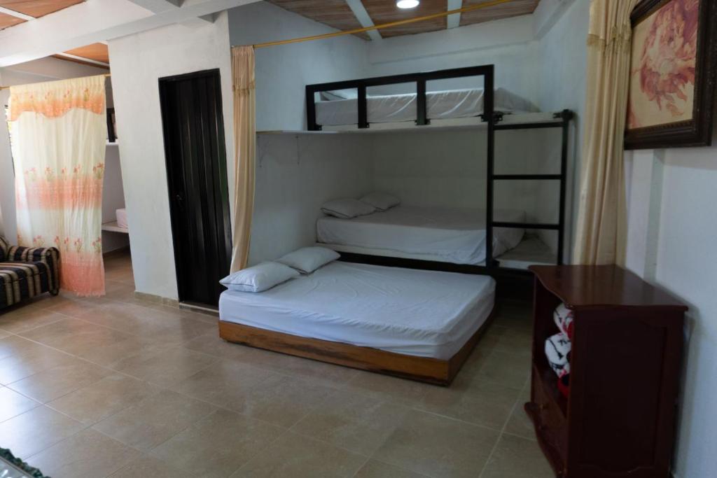 San Carlosel paraiso de juanjo的一间带两张双层床和一张沙发的卧室