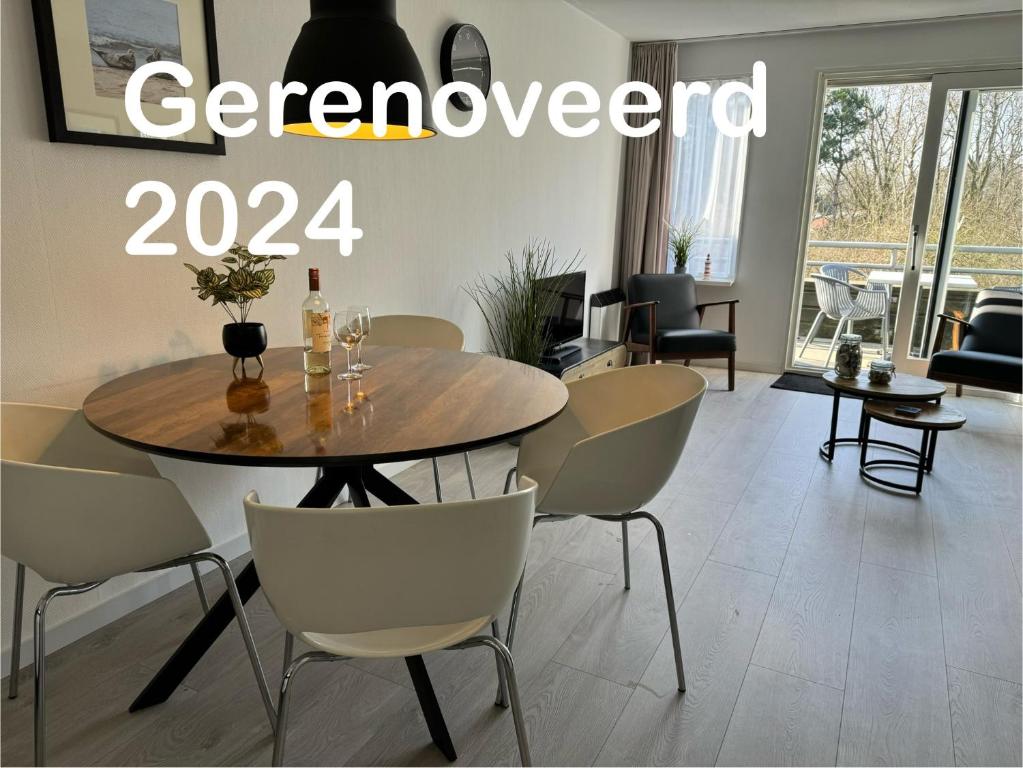 霍勒姆Appartement, Amelander Kaap 121的一间带木桌和椅子的用餐室