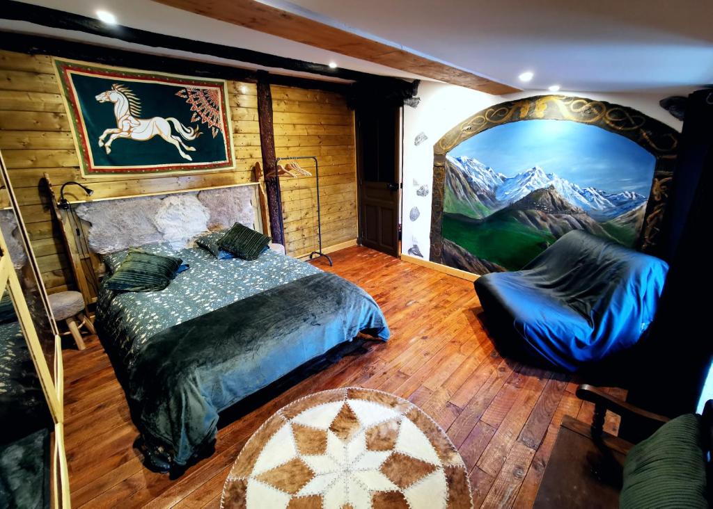 VertaizonSuite privative Le seigneur des Anneaux Arnor的卧室配有一张床,墙上挂有一幅马术画