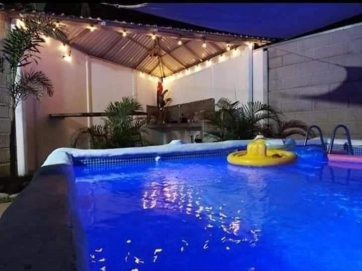 别霍港BARI Campings resort的一座大型游泳池,里面装有黄色玩具