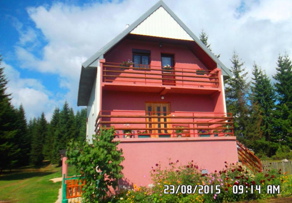 扎布利亚克Apartment Luka的带阳台的红白色房屋