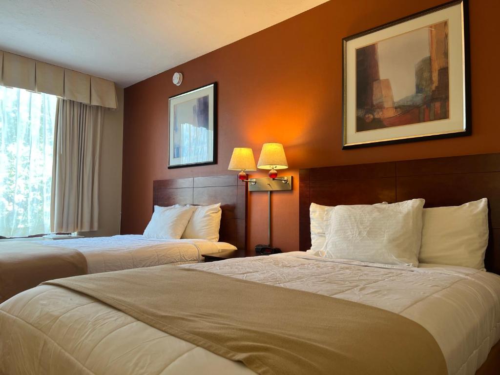 波士顿波士顿酒店的酒店客房设有两张床和窗户。