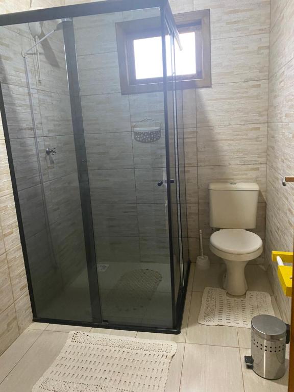 邦雅尔丁-达塞拉Chalé Guadalupe - Condomínio Altos da Serra的浴室设有玻璃淋浴间和卫生间