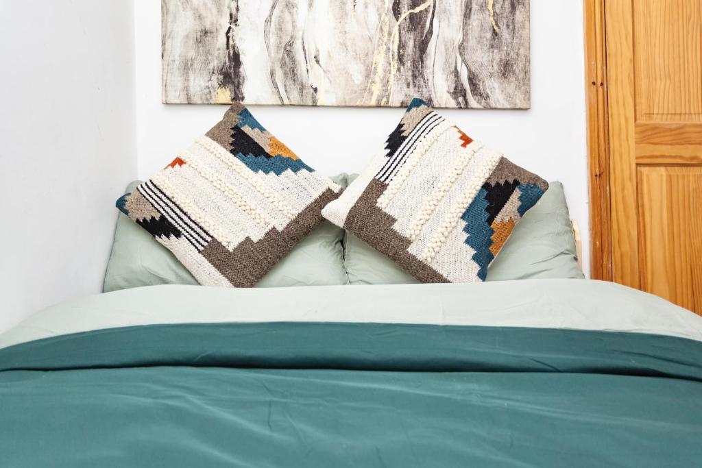 诺丁汉Everest Home的床上有2个枕头