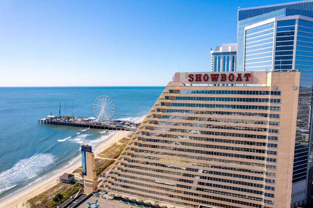 大西洋城Showboat Hotel Atlantic City的一座在海边有标志的建筑