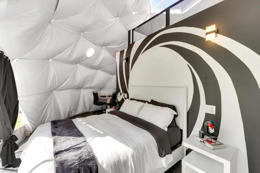 蒙蒂塞洛Unique Escapes - 007 Geodome的帐篷内一间卧室,配有一张床