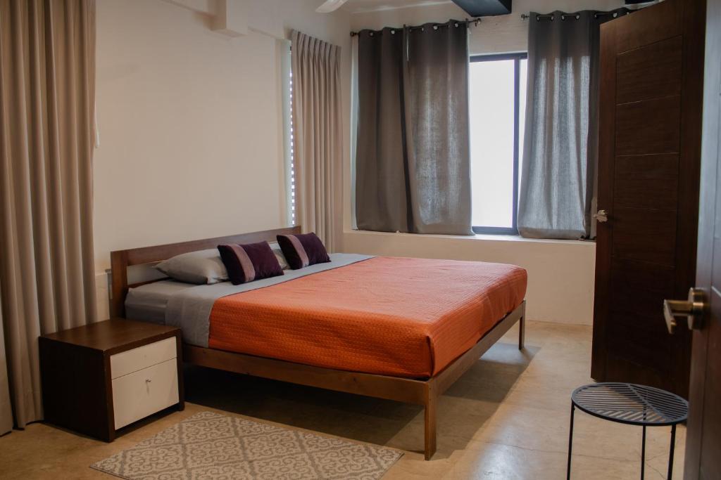 梅里达Casa Kuxul的一间卧室设有一张床和一个窗口