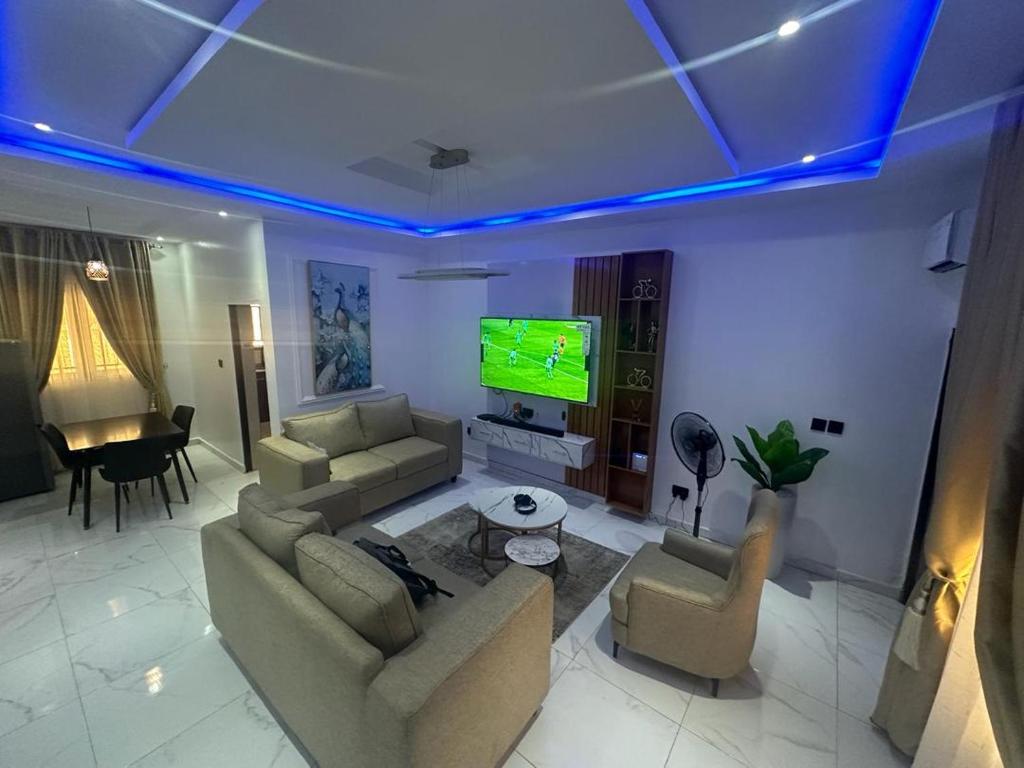 Oba IleBae apartment的客厅配有两张沙发和一台电视