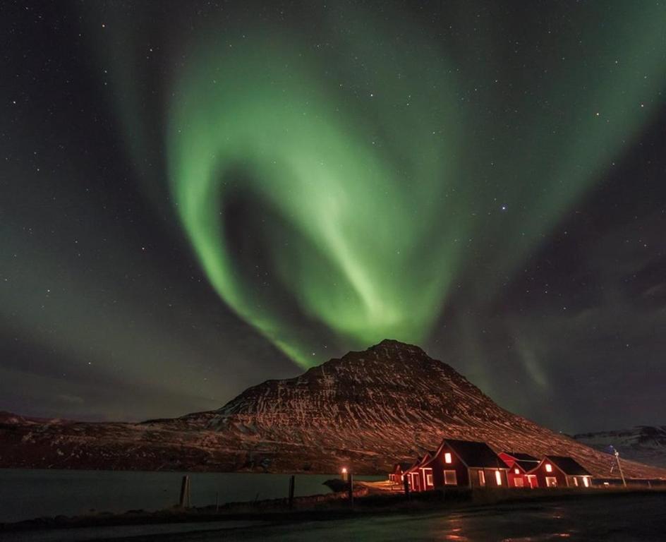 Eskifjörður美吉里度假屋的夜空在房子和山上