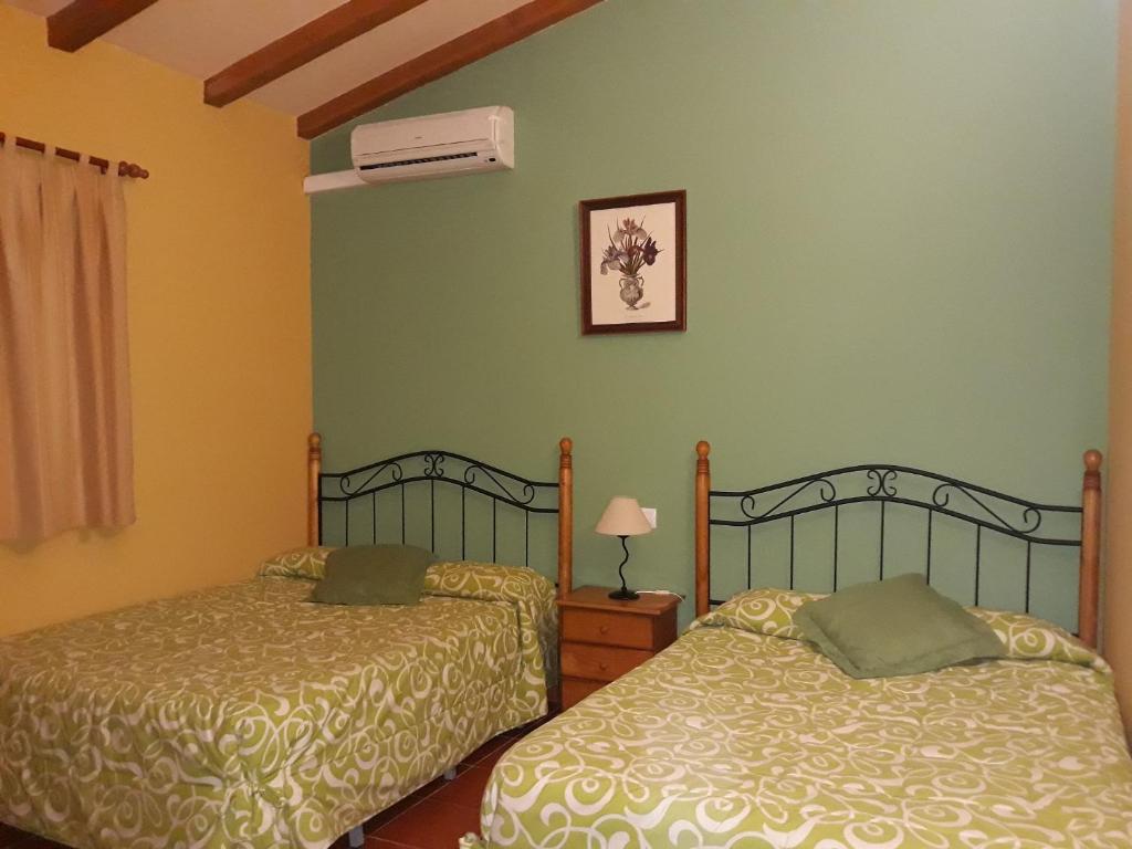 哈兰迪雅·德·拉·维尔CAMPING-BUNGALOWS-CABAÑAS LA VERA的卧室内两张并排的床