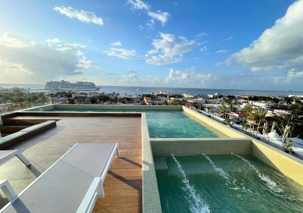 科苏梅尔Brand new condo with Rooftop pool的建筑物屋顶上的游泳池