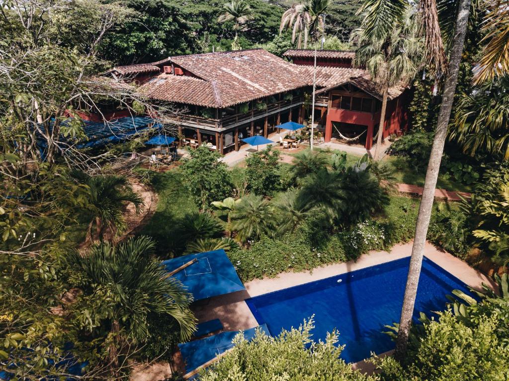 佩雷拉Sazagua Hotel Boutique的丛林中房屋的空中景观