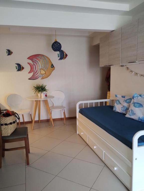 曼加拉蒂巴Apartamento no Hotel Porto Marina Mangaratiba的一间卧室配有一张床和一张小桌子