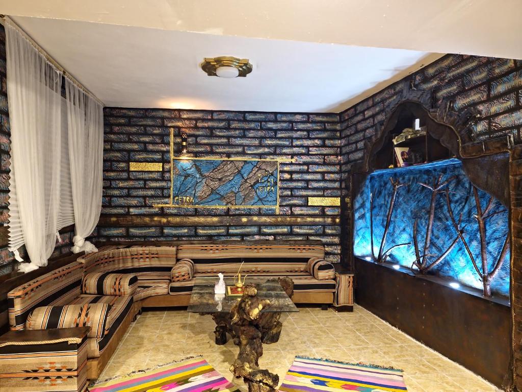 瓦迪穆萨Petra Musa Rural House的一间设有两张床和砖墙的房间