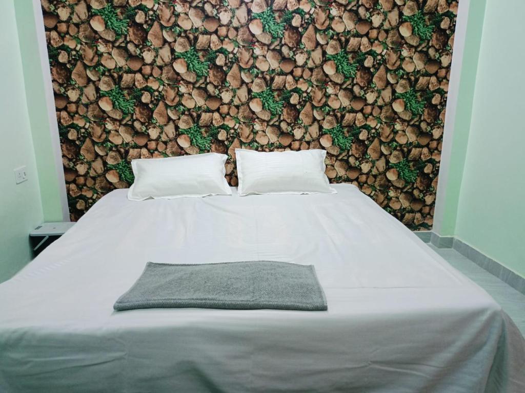 FaizābādSiya home stay的一间卧室,配有一张带木墙的床
