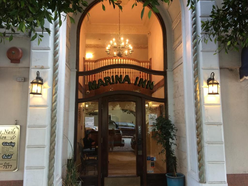 旧金山马里纳酒店的门上方设有吊灯的餐厅入口
