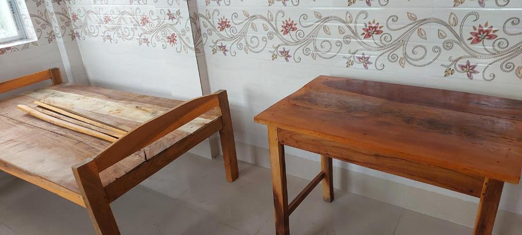 锡尔杰尔MAA PG的一张木桌和一张桌子旁的木椅