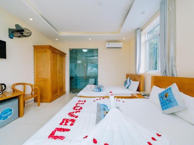 吉婆岛Lang Chai Hotel - Travel Agency的一间设有两张床的客房,拥有红色的装饰