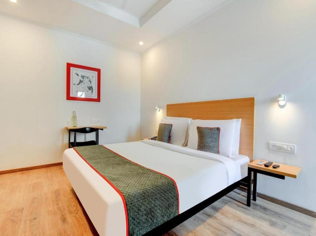 斋浦尔HOTEL CHETRAM ELITE near railway station的酒店客房设有一张大床和一张桌子。