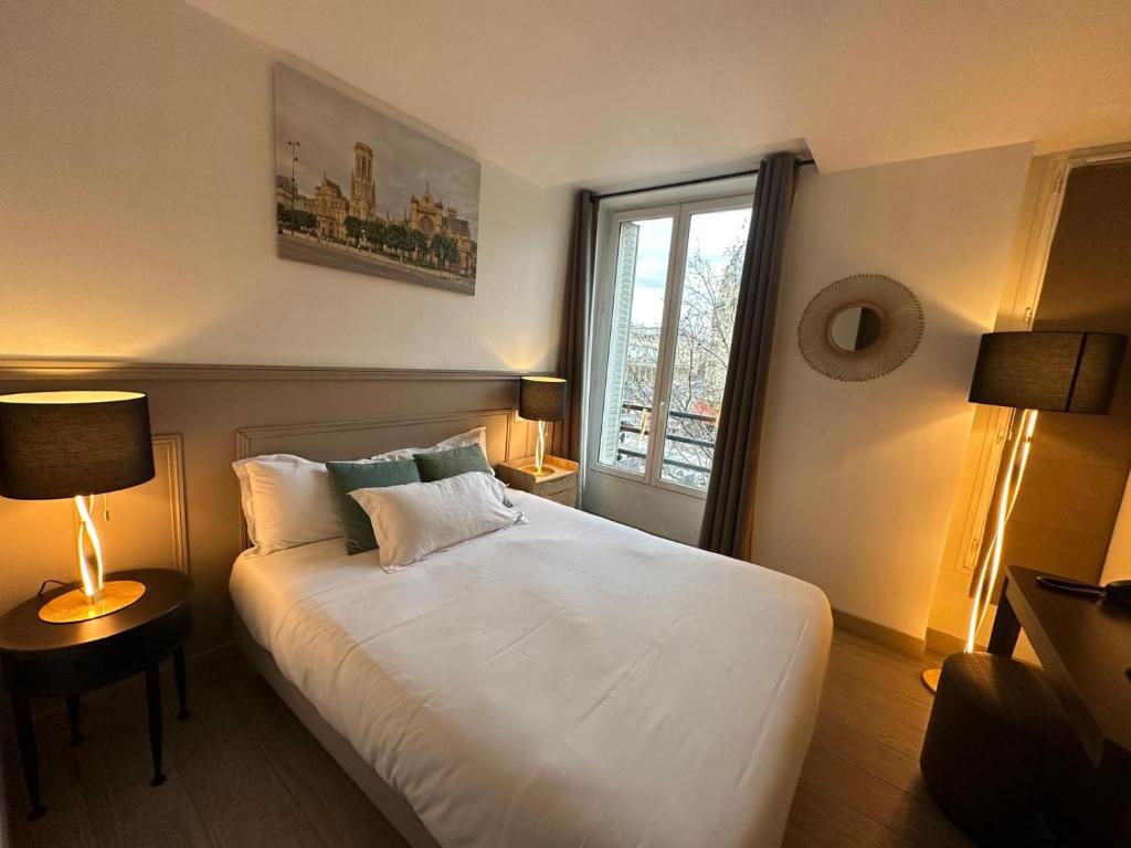 巴黎里特雷吉纳酒店的卧室配有一张大白色床和窗户