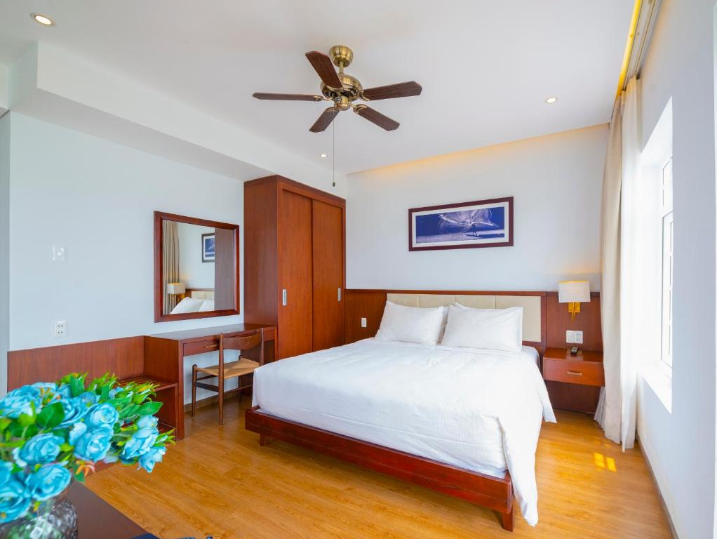 岘港Di Lusso Boutique Riverside Danang Hotel的一间卧室配有一张床和吊扇